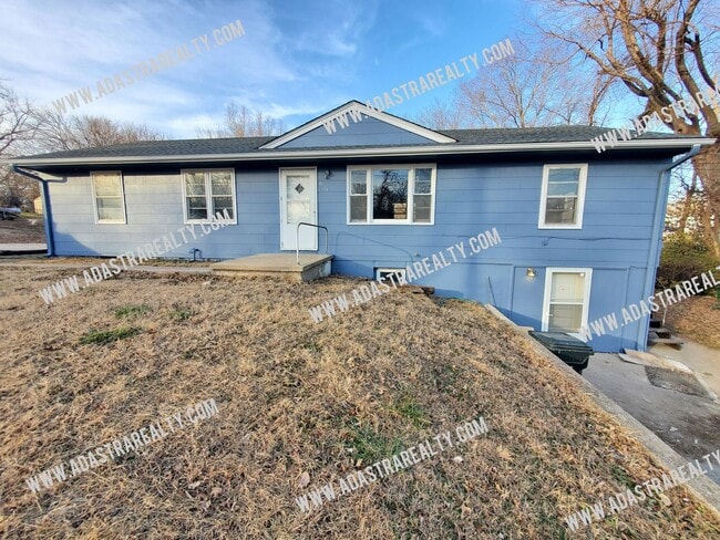 Building Photo - 4904 NE 44th Terrace