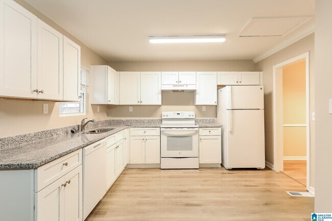 Foto del edificio - 637 16th Ave NW