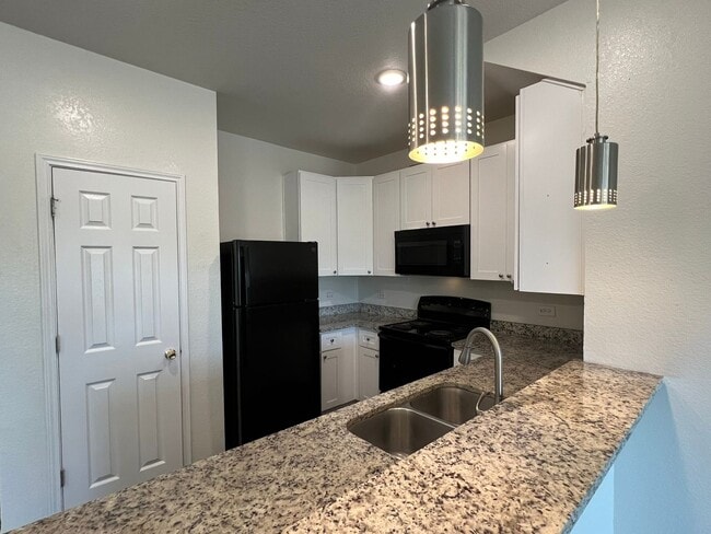 Building Photo - Cozy Townhome near Converse!