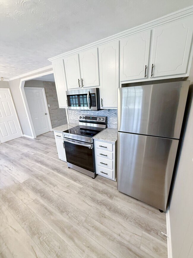 Building Photo - Cozy, Contemporary Living in a Quiet Community!