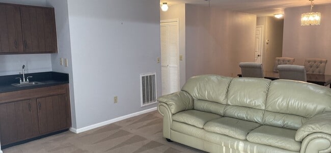 Building Photo - 3 bedroom/2 bath unfurnished condo water a...