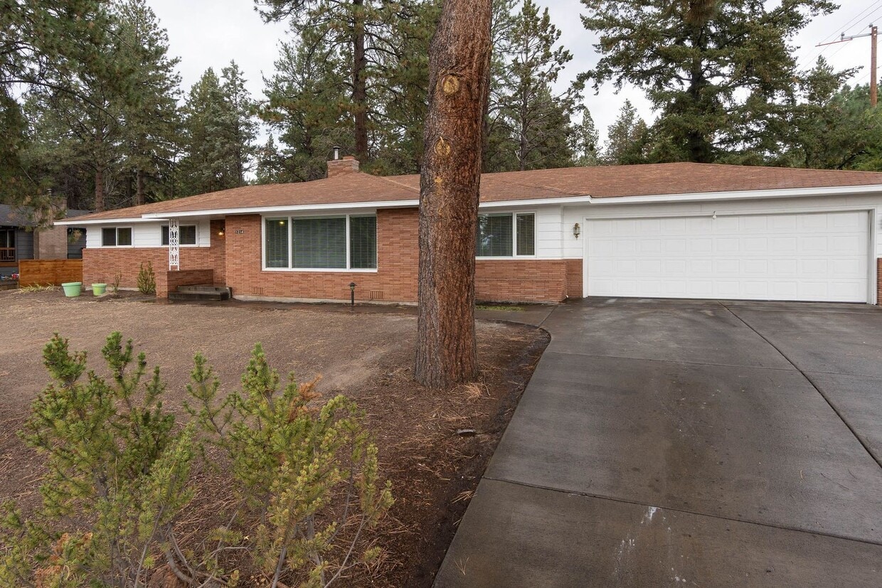 Primary Photo - West Hills 4 Bdrm+, 3 Bath Mid Century - A...