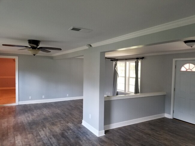 Building Photo - UPDATED HOME!