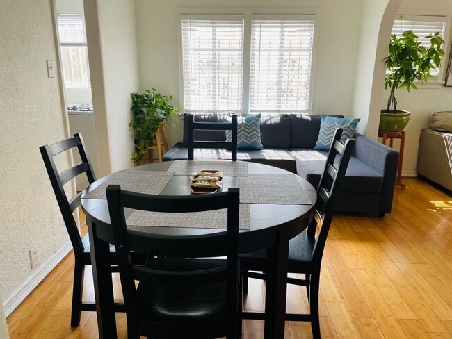 Building Photo - 2 Bed + 1 Bath Charming SFR Home with Laun...