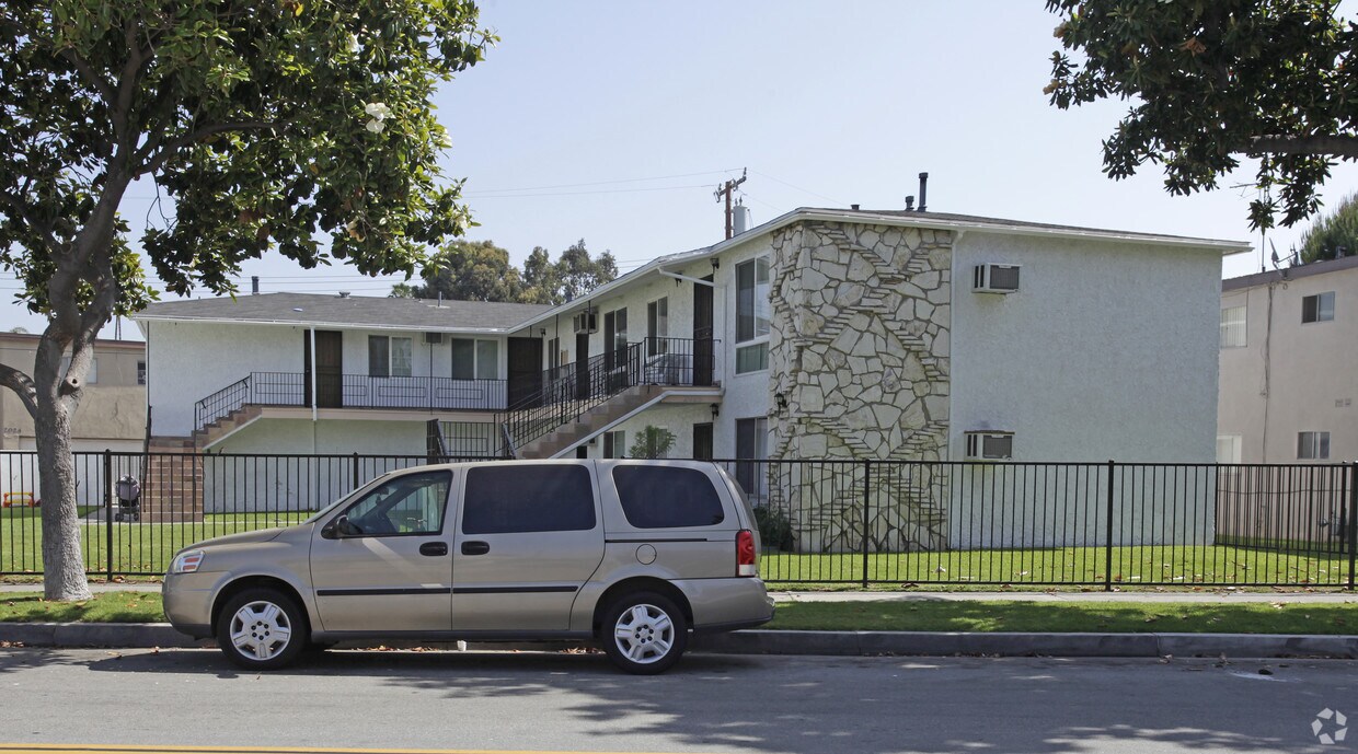 Primary Photo - 2025 E Wilshire Ave