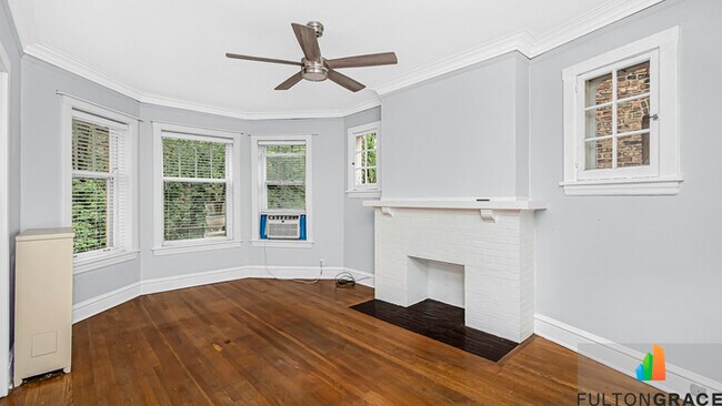 Building Photo - Spacious 3 Bed w/ Office, Den, New Kitchen...
