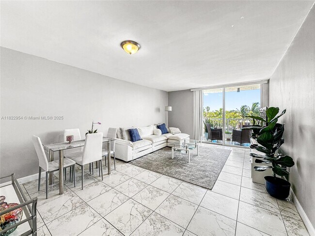Foto del edificio - 2000 NE 135th St