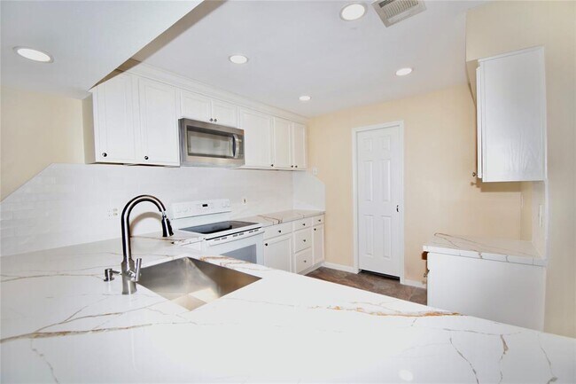 Building Photo - 1030 Apache Falls Dr
