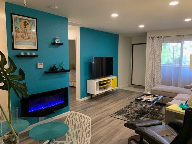 Building Photo - 470 N Villa Ct