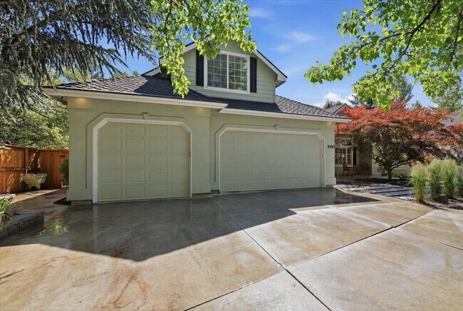 Building Photo - Luxury Living in Southeast Boise, 3-Car Garage, Hot Tub & Flexible Bonus Loft & Private/Secure Wo...