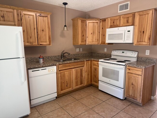 Building Photo - 608 W Sunset Blvd