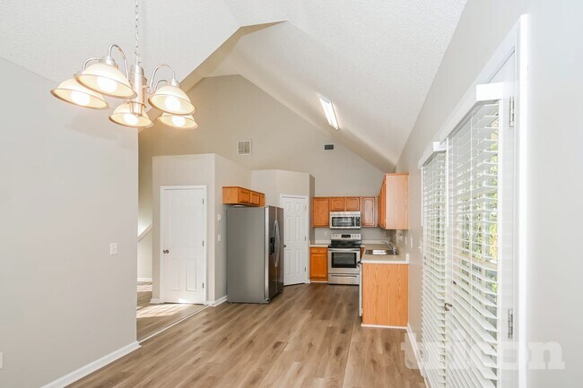 Building Photo - 665 Skyline Dr