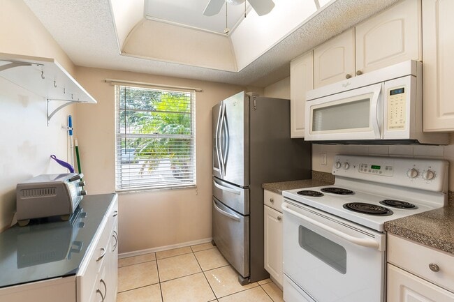 Building Photo - Conveniently located Unfurnished 2-bed, 2-...