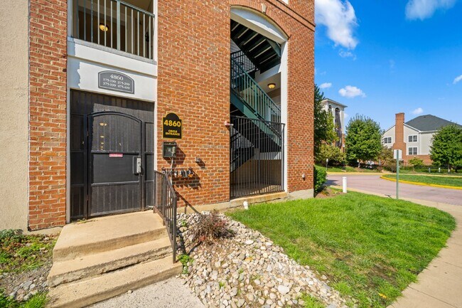 Foto del edificio - Two-bedroom, two-bathroom model with a den, located on the third floor.