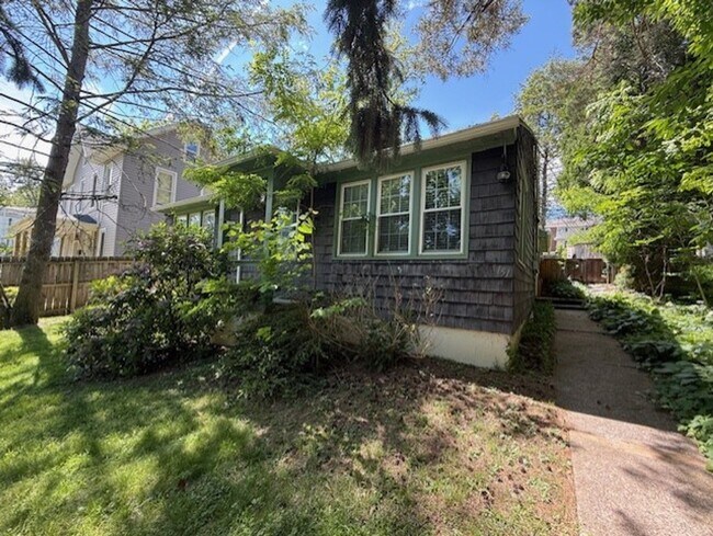 Foto del edificio - Charming One Floor Living Downtown!