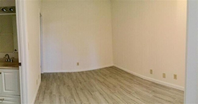 Foto del edificio - 229 Commercial Blvd