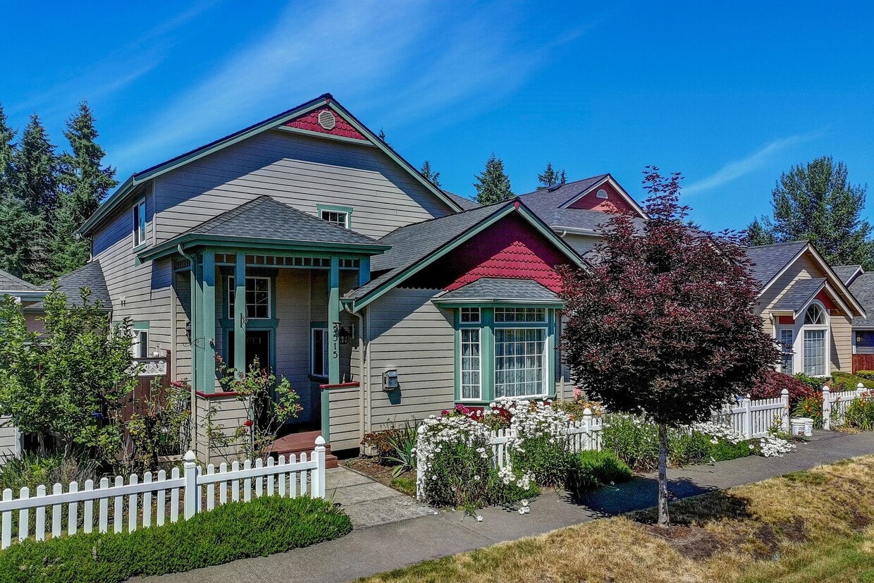 Primary Photo - Must see! Spacious 3bd 2bath Ready for Imm...
