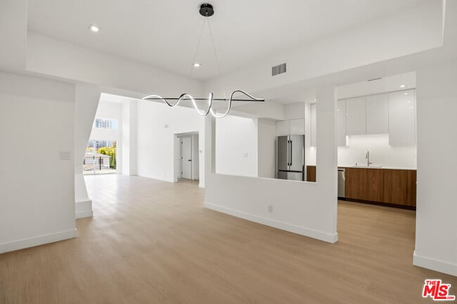 Foto del edificio - 10630 Wilkins Ave