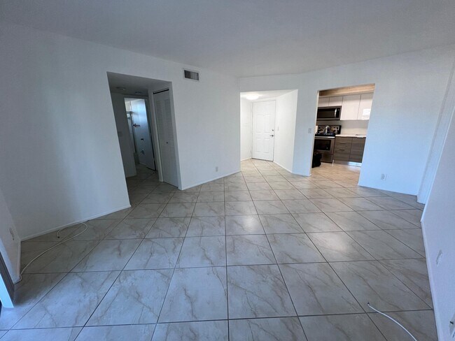 Building Photo - 1516 SE Royal Green Cir