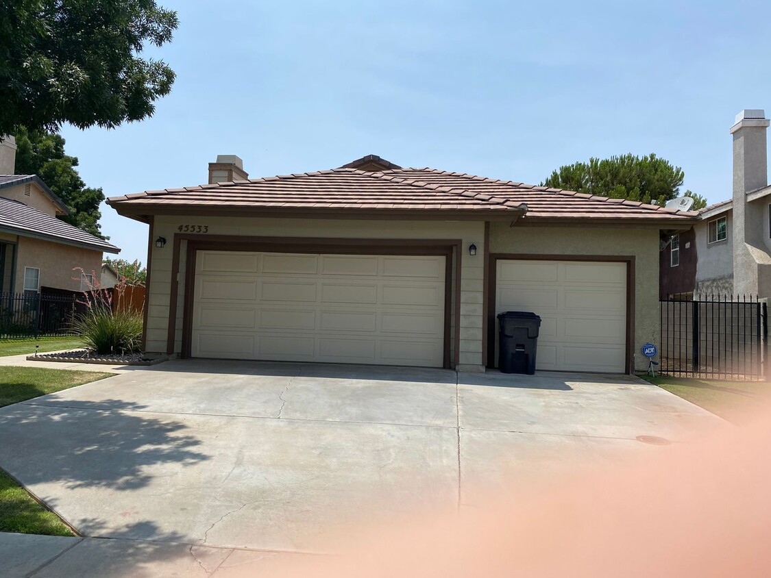 Primary Photo - West Lancaster 3 bedroom available now!