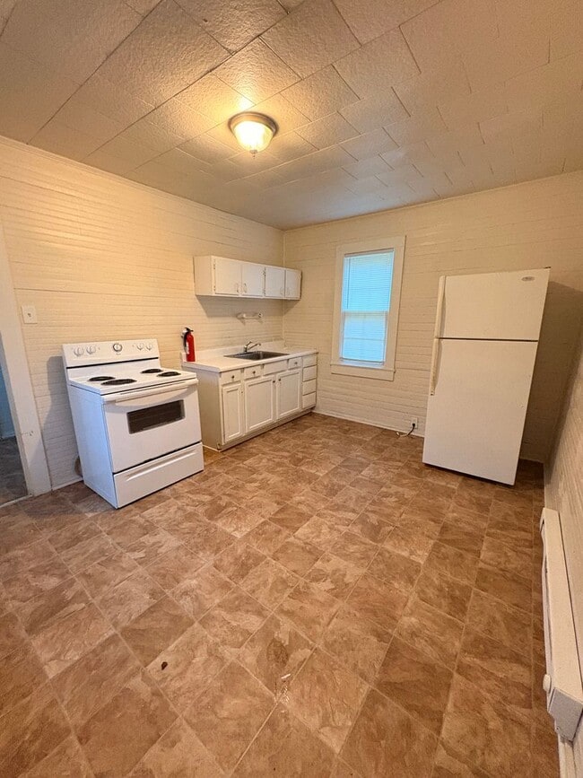 Building Photo - Cozy 1-Bedroom Home Available Now in Winst...