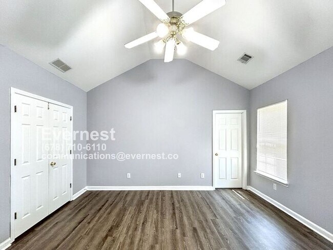 Foto del edificio - 3-Bedroom, 2.5-Bath Home with Modern Appli...