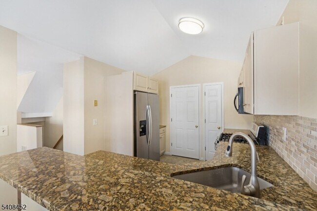 Foto del edificio - 12 Woodmont Dr