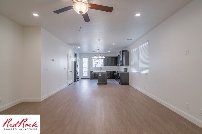Foto del edificio - LIMITED TIME OFFER: 3 Bedroom, 2 Bath.  Fr...