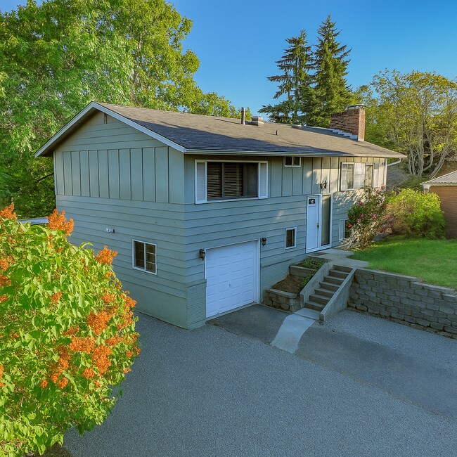 Foto del edificio - Bright Cozy Home w/ Deck & Yard Near Des Moines Marina