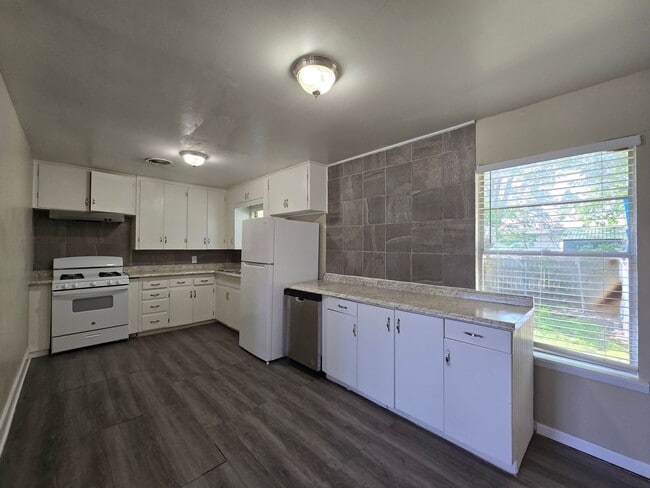Building Photo - 208 W Anderson Ave