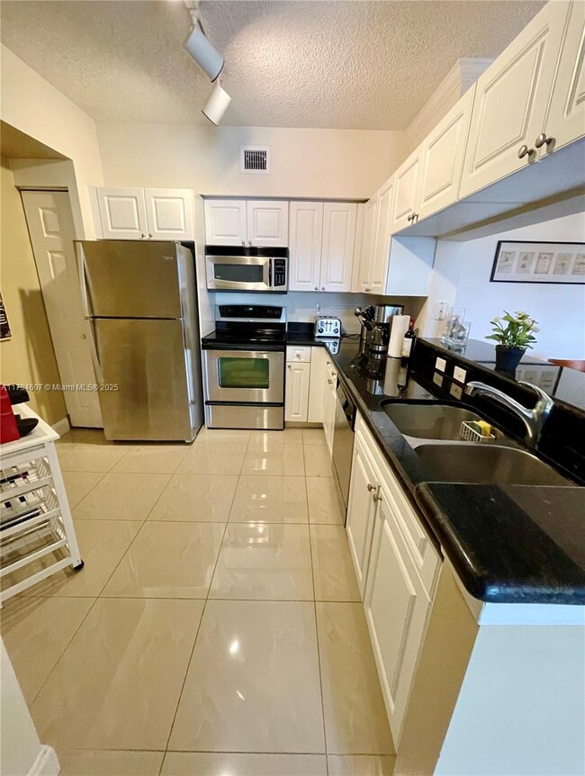 Foto del edificio - 17150 N Bay Rd