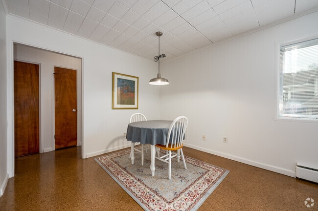 1BR, 1BA - 750SF - Dining Room - Carrollton Manor Apartments
