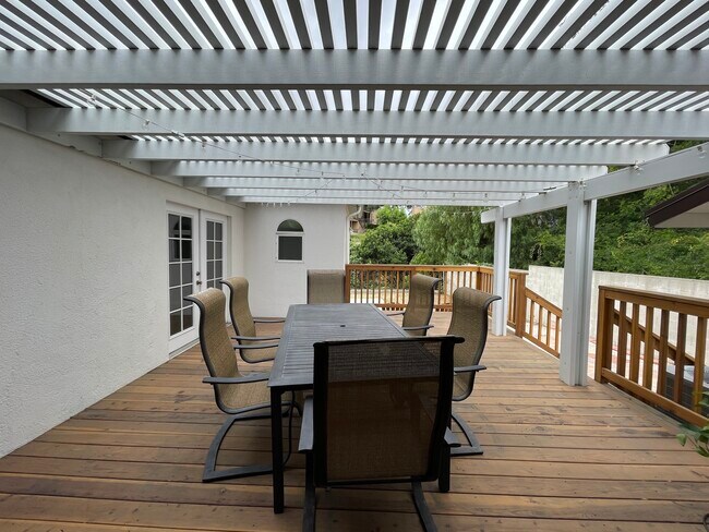 Large outdoor deck - 5631 Harcross Dr