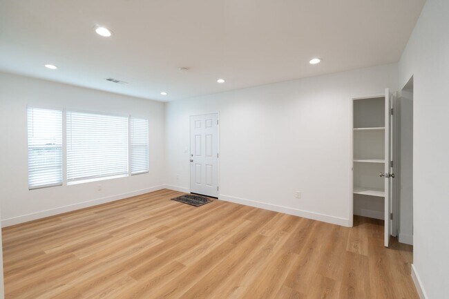 Building Photo - Charming 3 Bedrooms 2 Bathrooms Home $4,00...