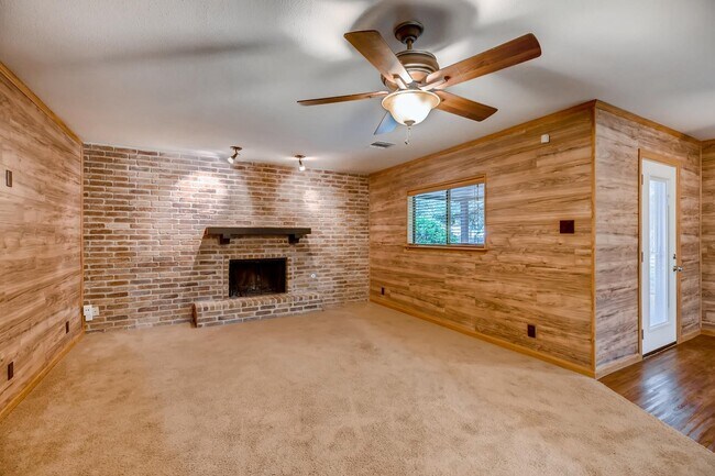 Building Photo - Spacious floor plan in established neighbo...
