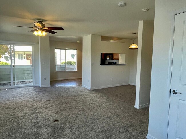 Building Photo - Spacious & Bright 2 BED/2.5 BATH Townhome ...