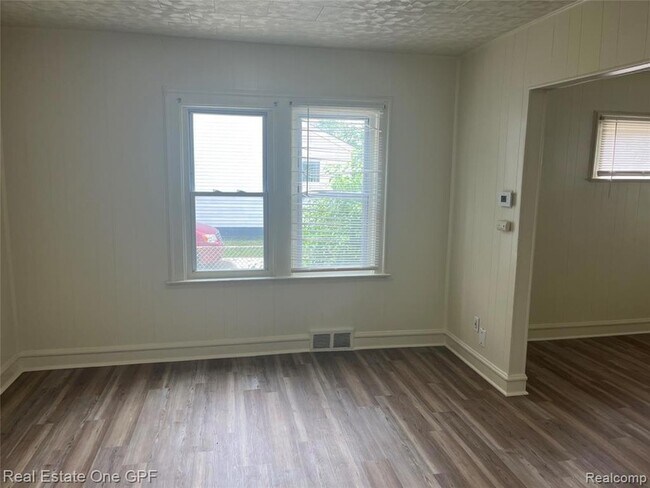Foto del edificio - 8242 Maxwell Ave