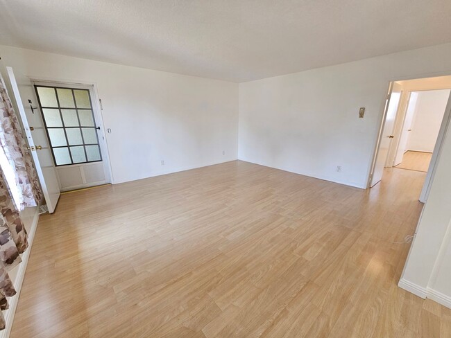 Building Photo - 2 Bed/ 2 Bath, TOP FLOOR CONDO