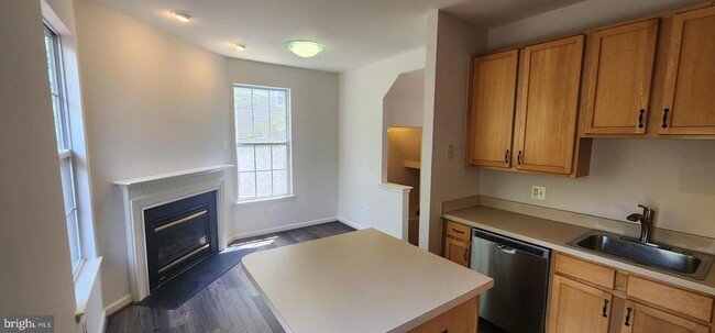 Building Photo - 45512 Lakemont Square