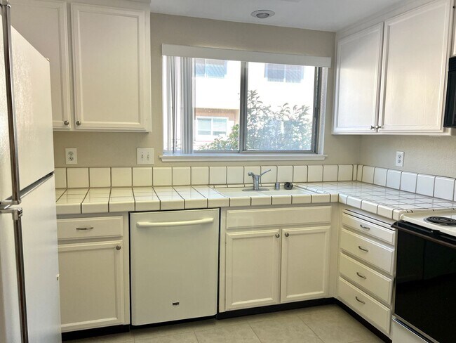 Foto del edificio - Working from home? This town home has a huge office area and large primary suite... plus a second...