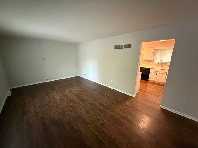 Foto del edificio - 3 bed, 2 bath, large yard AVAILABLE NOW!