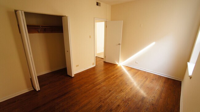 Foto del edificio - 2323 N Kedzie Blvd