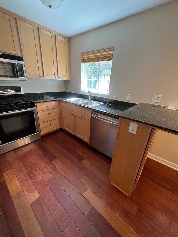Building Photo - 206 Village Ln