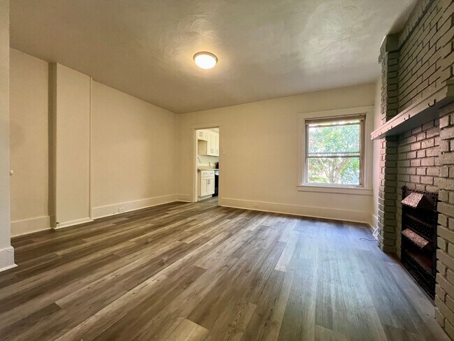 Foto del edificio - Charming Three Bedroom Townhouse in Squirr...