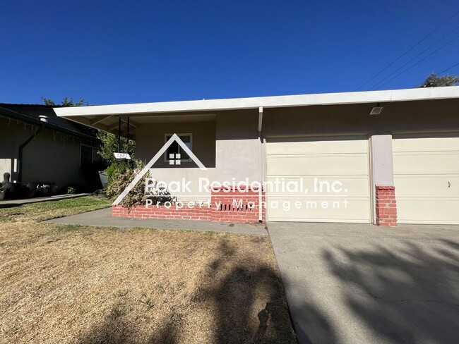 Building Photo - Updated 2bd/1ba Carmichael Duplex with Gar...