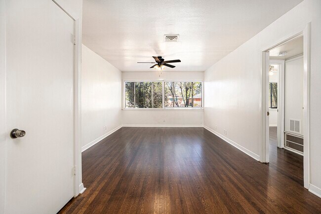 Foto del edificio - 6325 Rowan Ln