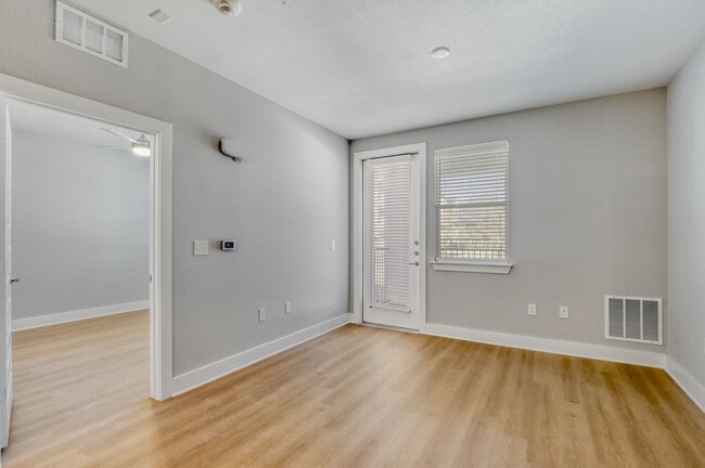 Building Photo - Red Oaks