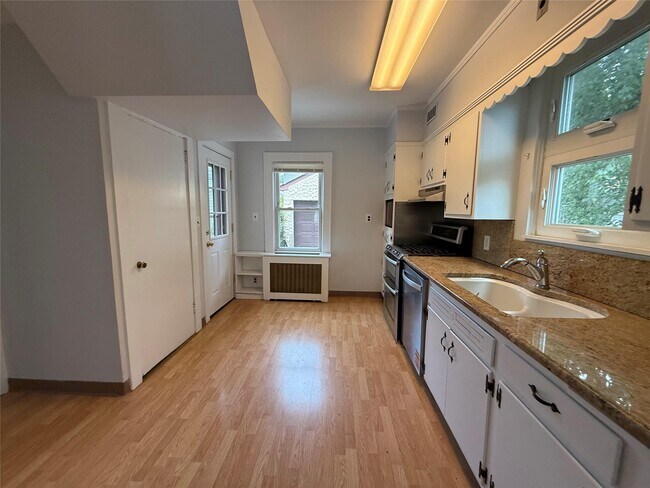 Building Photo - 1074 Hunter Ave
