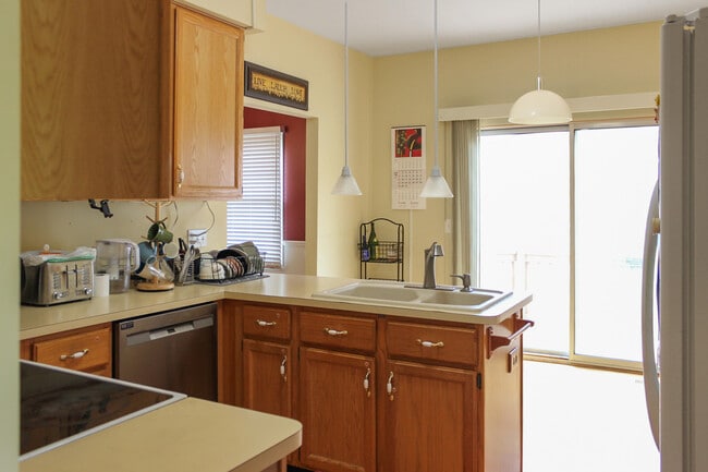 Building Photo - 41589 Sleepy Hollow Dr