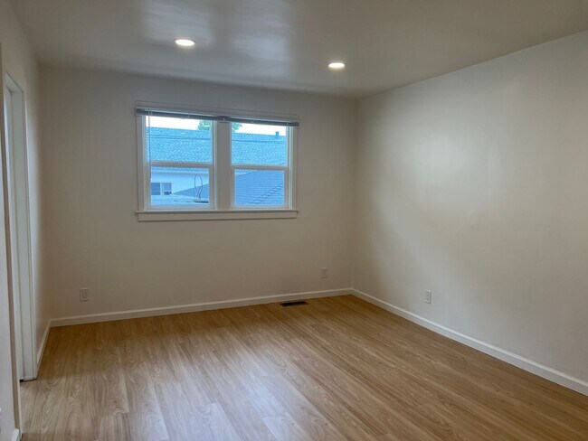 Building Photo - Larkin (492)